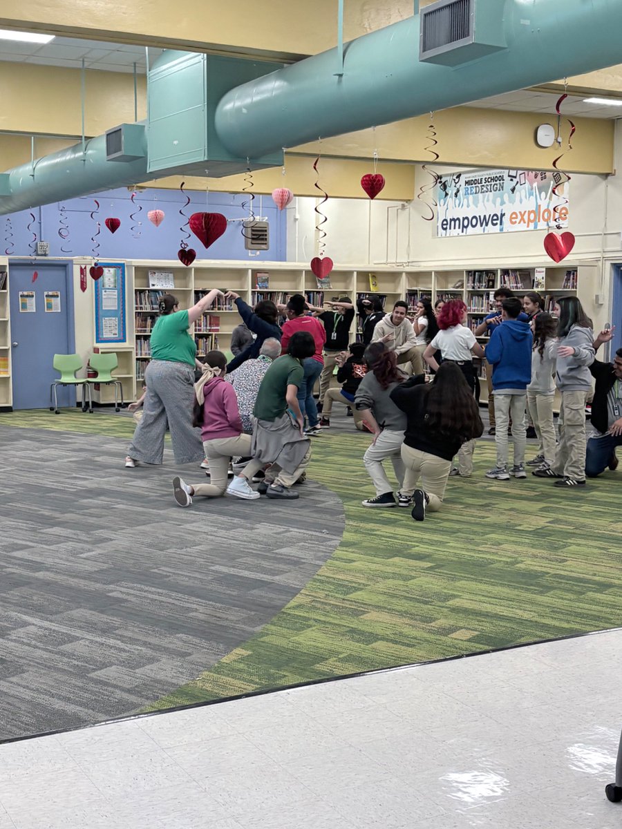MDCPS_MHS's tweet photo. Students at @westmiamimiddle participate in the Rachel’s Challenge Chain Reaction activity, with exercises to promote personal reflection, understanding of others, community building & empowerment! 💚#KindnessInAction #StartAChainReaction #MentalHealthMatters #YourBestChoiceMDCPS https://t.co/XBaUzyRIi4