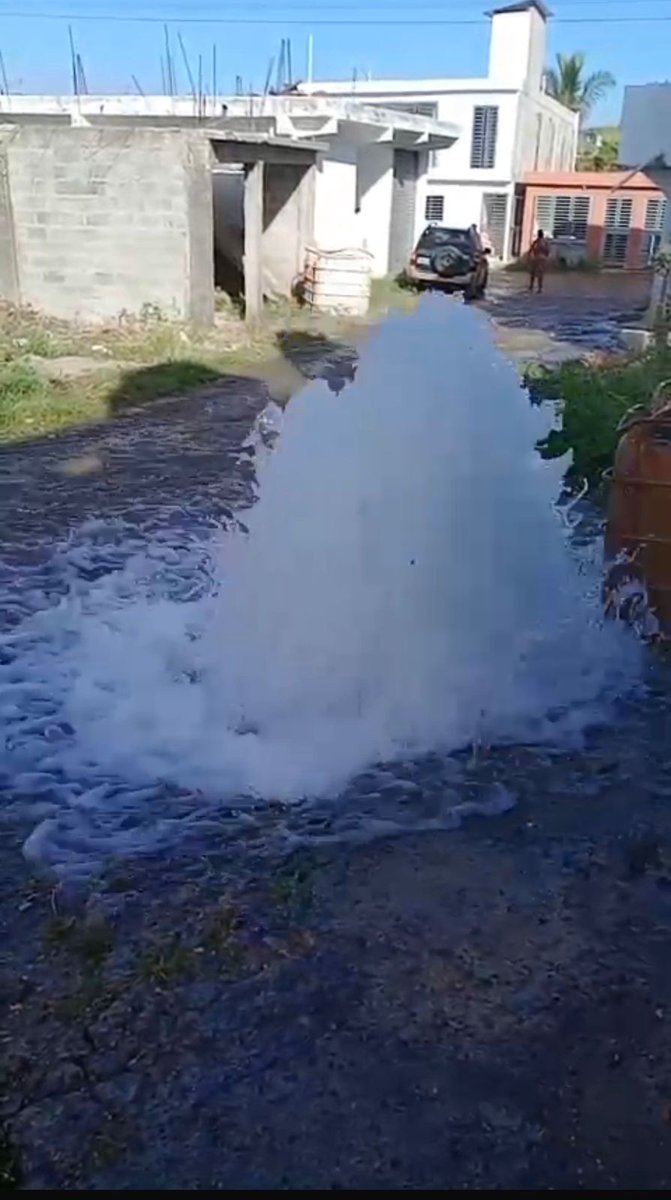 #ElPaísTN I Camión perfora tubería de 48 pulgadas en SDE y deja sin agua a más de 15 sectores

Para ampliar esta y otras informaciones puedes acceder al link. 

telenoticias.com.do/camion-perfora…
#Telesistema #Telenoticias