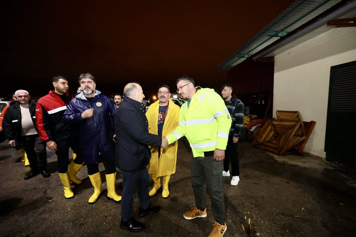 AliDemircali's tweet photo. Kıymetli hemşehrilerim,

Adana’mız genelinde etkili olan şiddetli yağışlar nedeniyle tüm ekiplerimizle sahadayız, teyakkuz halindeyiz.

Yağıştan etkilenen bölgelerde incelemelerimizi sürdürüyor, hemşehrilerimize geçmiş olsun dileklerimizi iletiyoruz. Olası su baskınlarına karşı ekiplerimiz 24 saat görev başında.

Acil durumlar için:
☎️ 0322 321 61 61
WhatsApp: 0 501 501 10 01