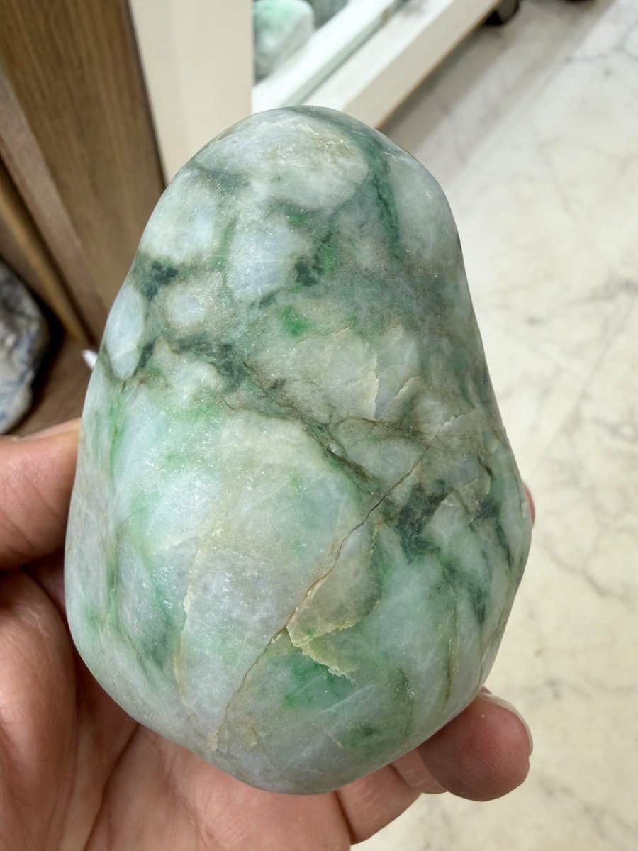 今日のヒスイは、 糸魚川翡翠と言えば、 「小滝の圧砕翡翠🟢⚪️』です