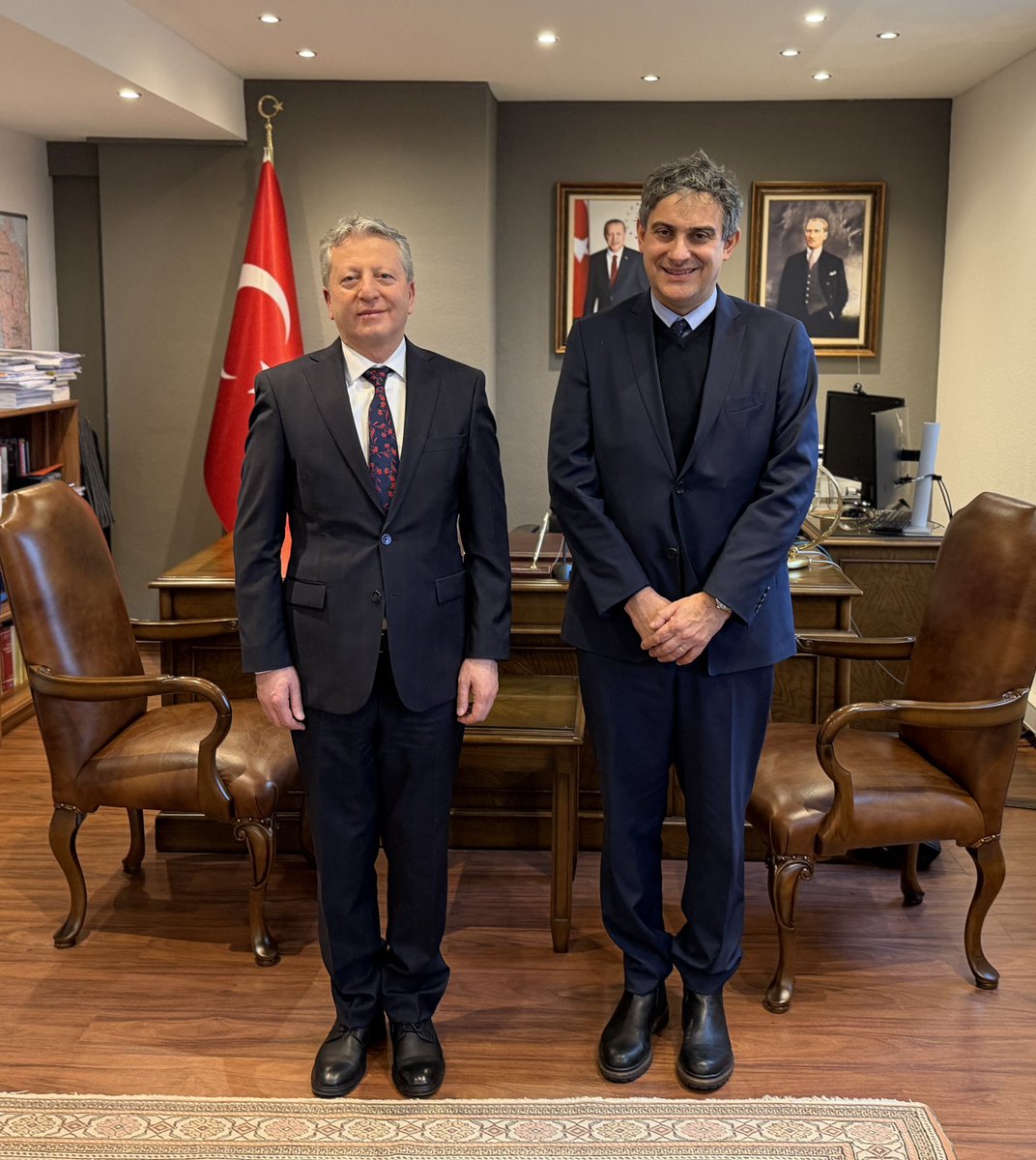 Der Italienische Generalkonsul in Hannover, Herr Piero Vaira, hat Generalkonsul Yusuf Arıkan einen Höflichkeitsbesuch abgestattet.

Wir bedanken uns herzlich bei Herrn Generalk. Vaira für den freundlichen Besuch und wünschen ihm für seine neue Aufgabe alles Gute und viel Erfolg.