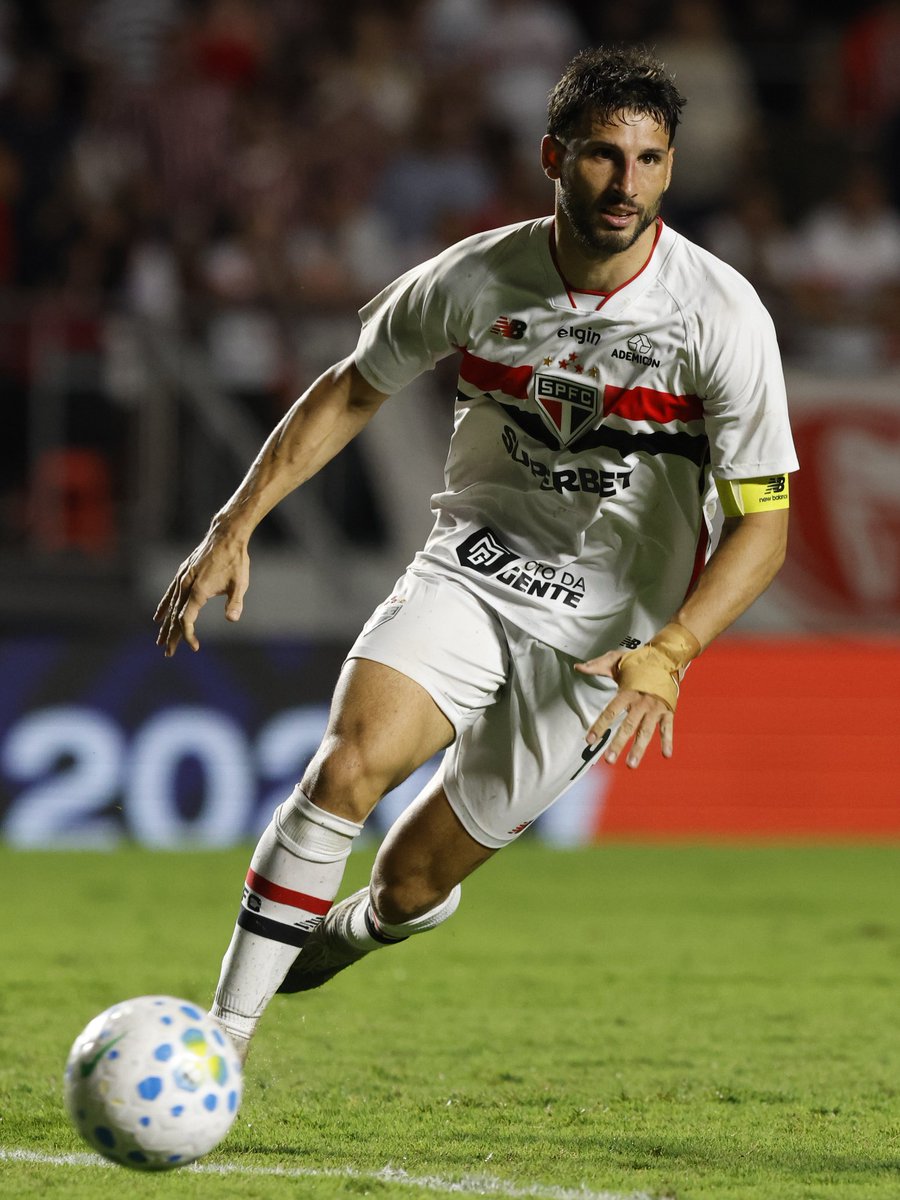 somosaopaulinos's tweet image. São Paulo dormiu líder do Brasileirão depois de cinco anos.

Desde a 30ª rodada de 2020, o Tricolor não liderava. À época, Fernando Diniz era o treinador e o São Paulo empatou por 1x1 com o Athletico, na Arena da Baixada. 

Na rodada seguinte, porém, o Tricolor foi derrotado para…