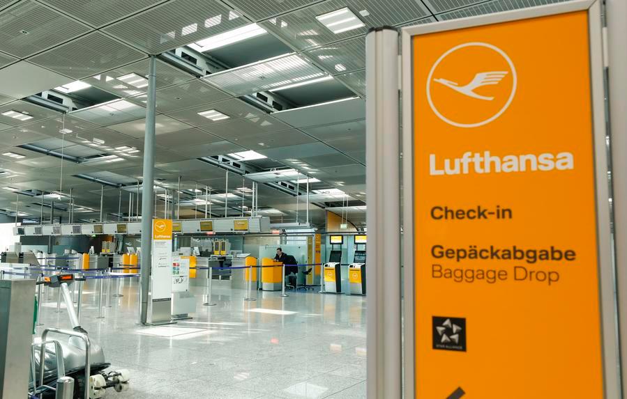 XHespanol's tweet image. ¡Atención si viajas a #Alemania! 🚨
El conglomerado de aviación alemán #Lufthansa canceló cientos de vuelos ya que los pilotos y la tripulación de cabina realizaron una #huelga coordinada para reclamar salarios y condiciones laborales. La aerolínea indicó que los planes de viaje