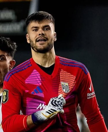 En un inicio, no te querías ir, a la primera que pudiste regresaste y ahora, por más ofertas que tuviste las rechazaste porque te quieres  quedar. El amor no se puede esconder, las acciones que has tenido con Pio, lo dicen todo. Muchas gracias por querer este escudo como un