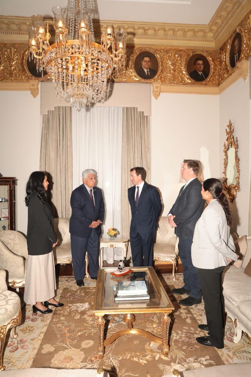 El presidente de Panamá, <a href="/JoseRaulMulino/">José Raúl Mulino</a>, recibió este jueves en su despacho a  Peter Phillips, sobrino del Rey Carlos III del Reino Unido.

El miembro de la familia real británica expresó su admiración por las obras de infraestructura de Panamá.

Peter Phillips también recorrió