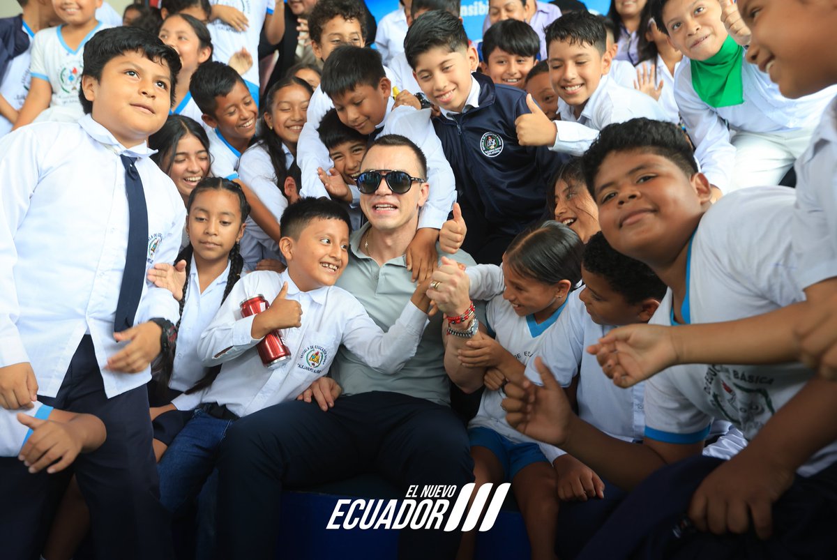 Presidencia_Ec's tweet photo. Luego de ocho años de espera de los docentes, el Gobierno del presidente @DanielNoboaOk hace justicia y salda una deuda histórica con Galápagos al entregar nombramientos definitivos a docentes ganadores del Concurso de Méritos y Oposición, con una inversión de USD 115 mil. Además, incorpora nuevos profesionales a los Departamentos de Consejería Estudiantil, con una inversión de USD 181 mil. 

✅ Estabilidad para nuestros docentes y apoyo emocional para nuestros niños, niñas y adolescentes. 🙌🏼
