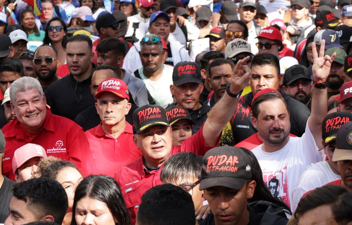 Secretario general del #PSUV, Diosdado Cabello: Para defender la Patria hay que amarla, si usted no ama la Patria no la va a defender jamás, y los que marcharon hoy si algo tienen es que aman esta Patria, aman la libertad, no somos de poses, camaritas ni de selfies, nosotros