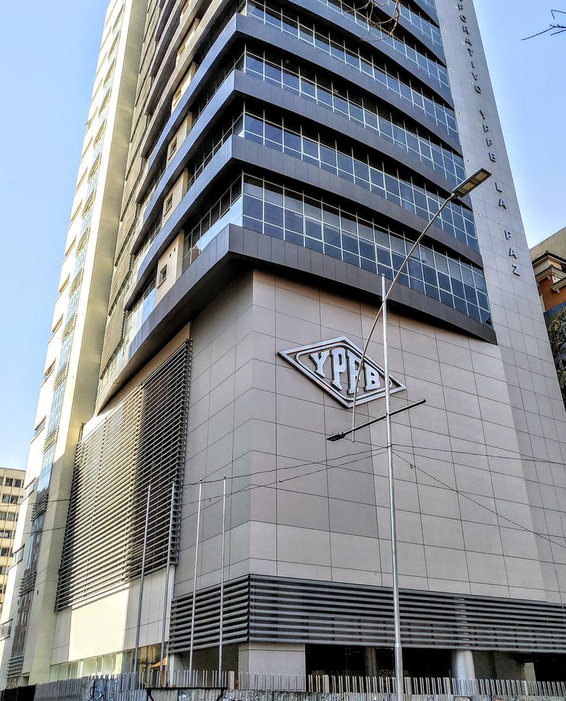 reddtvoficial's tweet image. Caso Botrading: Aprehenden a exdirector jurídico de YPFB; suman 14 investigados

La Fiscalía de La Paz informó sobre la #aprehensión de un nuevo implicado en el caso #Botrading, quien se desempeñó como director jurídico de @YPFB_corp entre 2023 y 2025. Según el fiscal Omar Yujra,