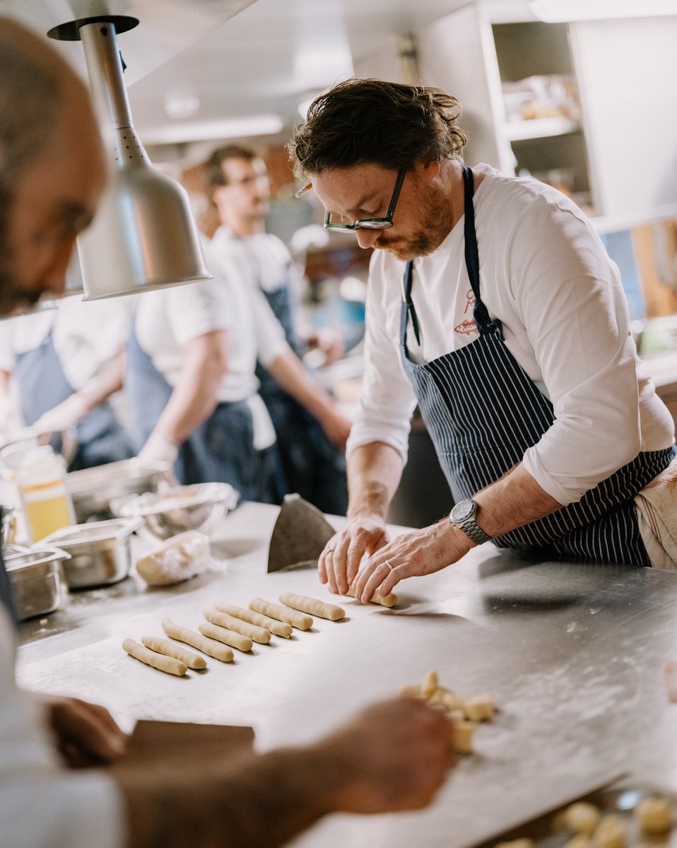 CassisTravel's tweet image. 📍 Engadin Valley, SwitzerlandA 16th-century guesthouse turned 13-room boutique stay by ArtFarm, blending Engadin craft, local art, and Italian-Swiss cuisine.

Discover more: travelcts.com

#Switzerland #SwissAlps #BoutiqueHotel #LuxuryTravel #TravelCTS
