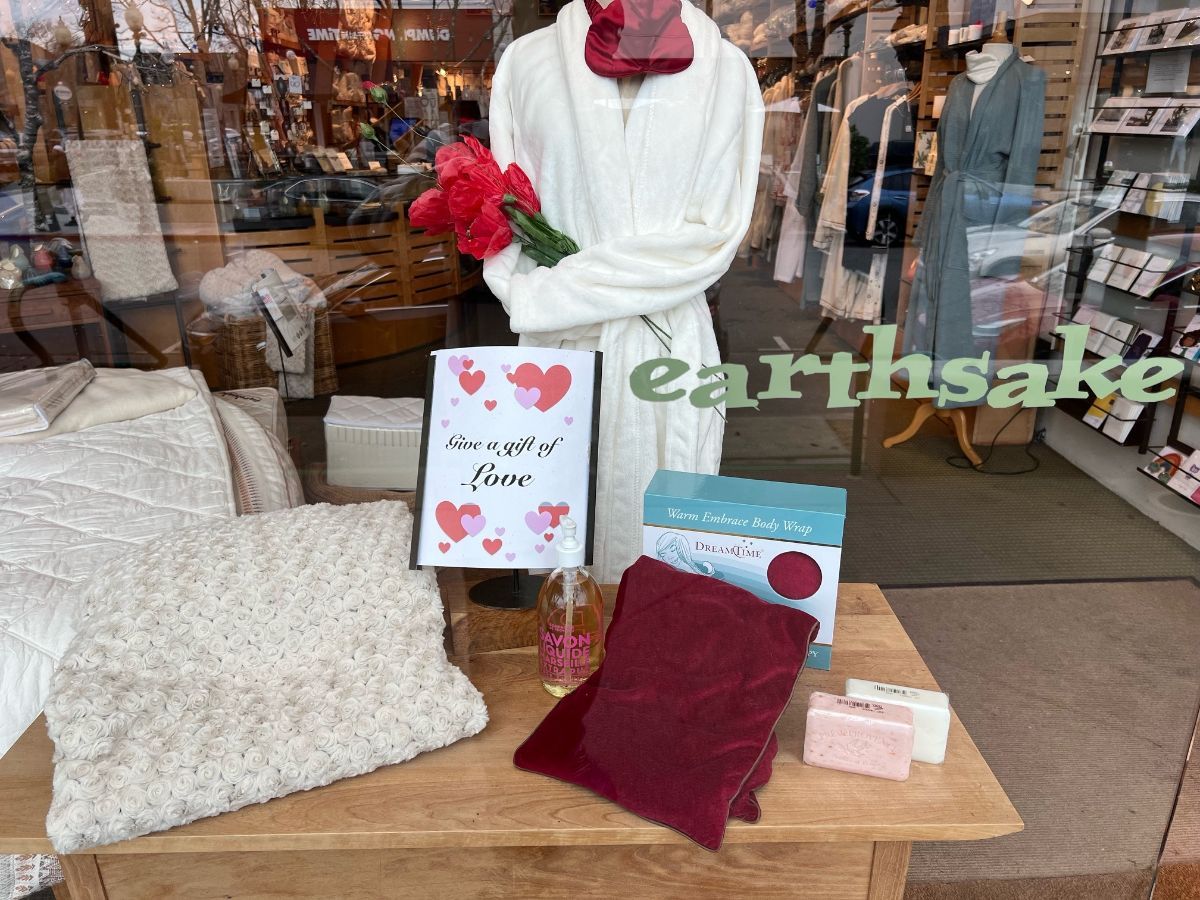 Earthsake's tweet photo. Valentine's Day Gifts here 💞 - organic, pure &amp; local @earthsake 💗🌎 - https://t.co/Rop8ox4nrB https://t.co/Yu0gulJ07l