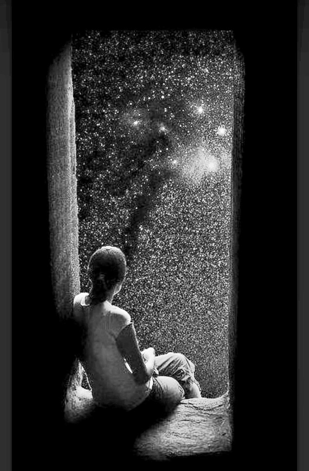 Yıldızlar diyorum; geceye serpilmiş umut ışıkları gibi. Gece ne kadar karanlıksa o kadar parlıyor.