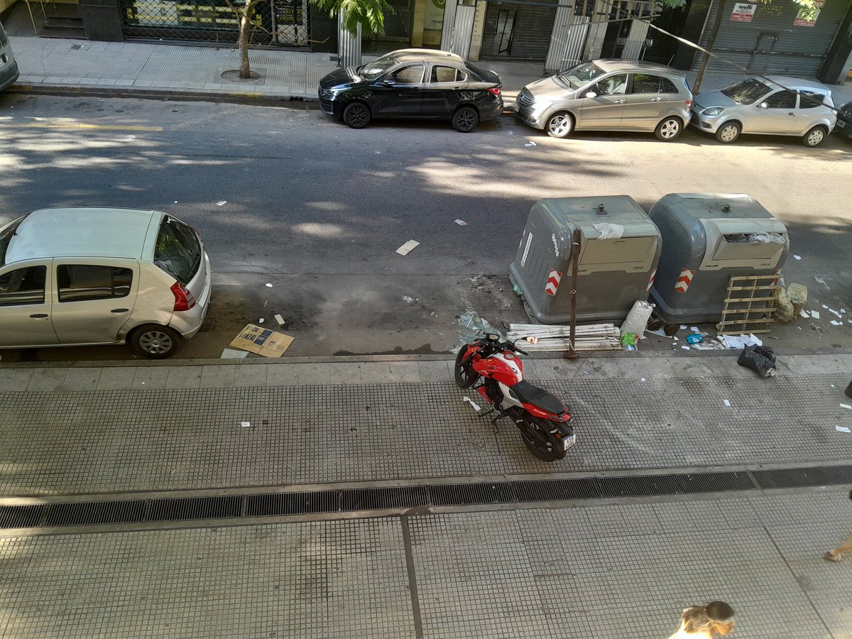 Señor jefe del gobierno de la ciudad  le envío la foto para ver si usted toma conciencia camión qué recoge lo de los cartonero, como queda ,vidrios rotos ,mugre,si rompe las cubierta son los vidrios si se corta un chico o un grande sos culpable ,solucionalo ya