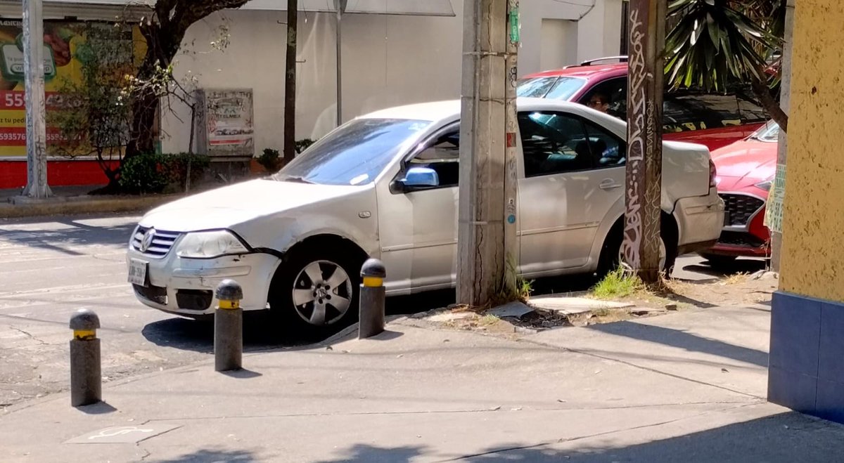 CTlacopac's tweet photo. @OVIALCDMX, @SSP_CDMX, @C5_CDMX Favor de retirar, infraccionar y verificar que se cumpla el reglamento de tránsito desde el metro Barranca del muerto taxistas, sobre el #1291,#1297, Tortas la Castellana (valet) hasta el #1341 antes de Sofía sobre Av. Revolución. https://t.co/11huWwWXw3