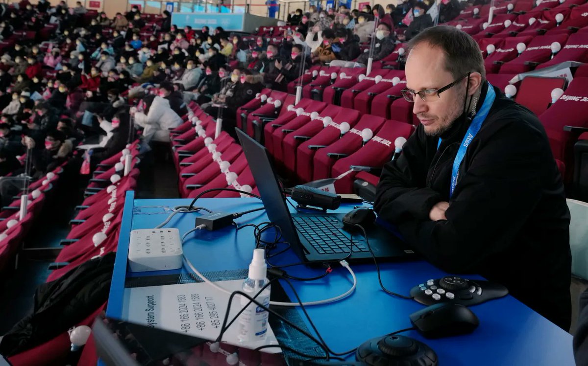 Pēteris Groms - Latvijas un ASV spēles 1. trešdaļā visvairāk pieminētais cilvēks. 

"Viģiks" (viņa iesauka) ir diplomēts ekonomists, bet jau 18 gadus strādā par hokeja komandu video treneri. No 6 gadu vecuma trenējās hokejā, taču 15 gados nolēma šai nodarbei mest mieru. #MVP