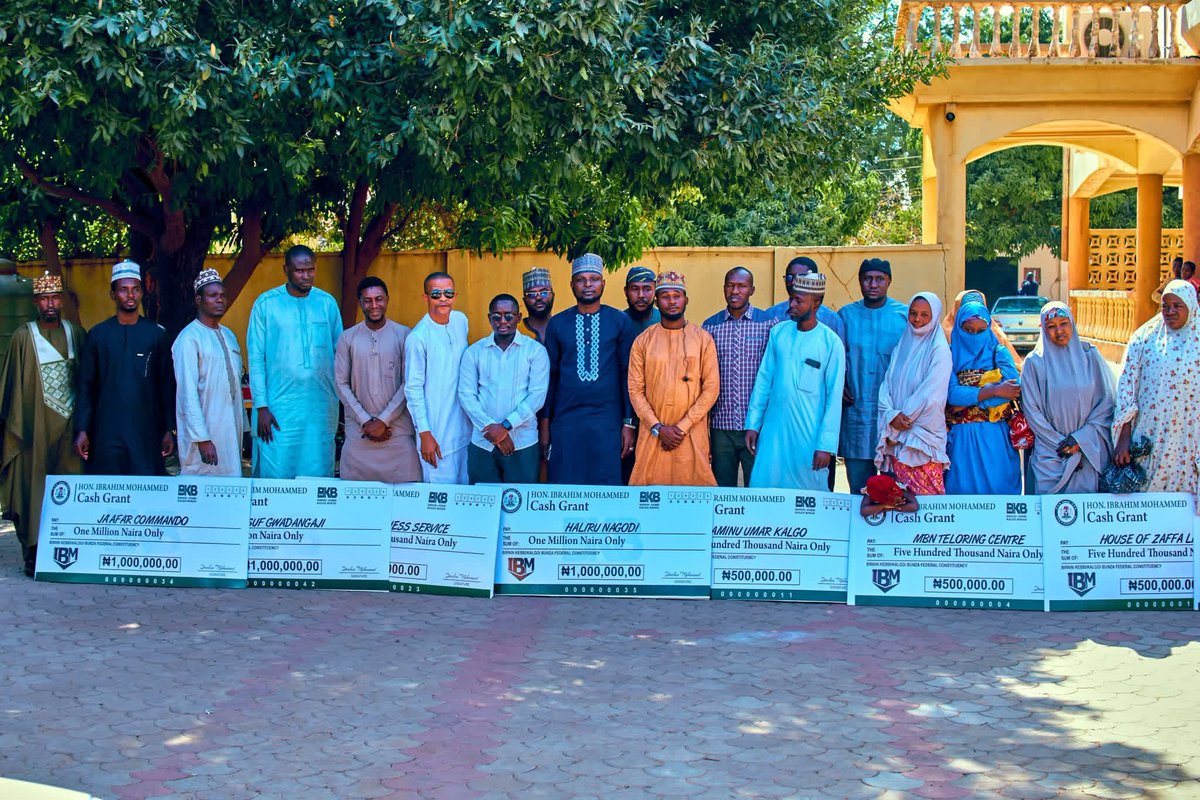 Honorable Ibrahim Bello representing BKB empowers his constituents with Cash support ranging from N500,000 to N1,000,000 as part of his initiative to alleviate poverty, promote SMEs and encourage self-reliance.