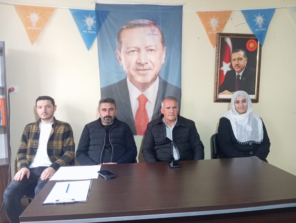 Şalvar da bizimdir, tülbent de bizimdir. Anadolu’nun alın terini, üretkenliğini ve onurunu temsil eden bu değerler üzerinden siyaset yapmak ya da hakaret etmek kimseye yakışmaz.
<a href="/AKKADINGM/">AK Parti Kadın Kolları</a> 
<a href="/tugbaisikercan/">Tuğba IŞIK ERCAN</a> 
<a href="/Kepoluasuna/">Suna KEPOLU ATAMAN</a>