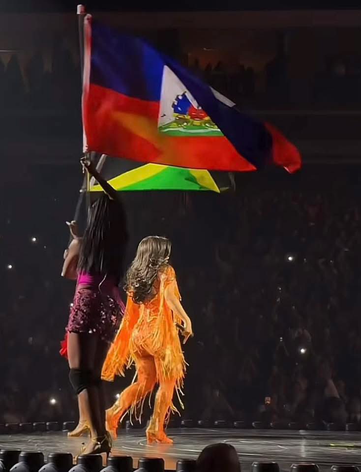 La artista dominicana Cardi B ondeó la bandera haitiana en su gira de conciertos Little Miss Drama Tour, en la cual ondeó varias banderas, incluida la de Haití.