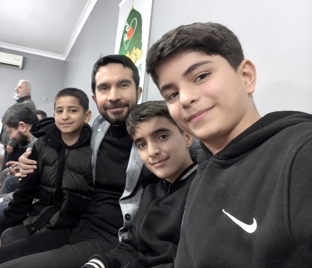 Gencecik yürekler “Başkanım beraber Bir fotoğrafımız olmasın mı” dedi.

Ben de “Siz bizim geleceğimizsiniz, tabii ki olmalı” dedim.

Peygamber Sevdalısı Berat, Hamza ve Mustafa... 

İyi ki varsınız gençler 😉