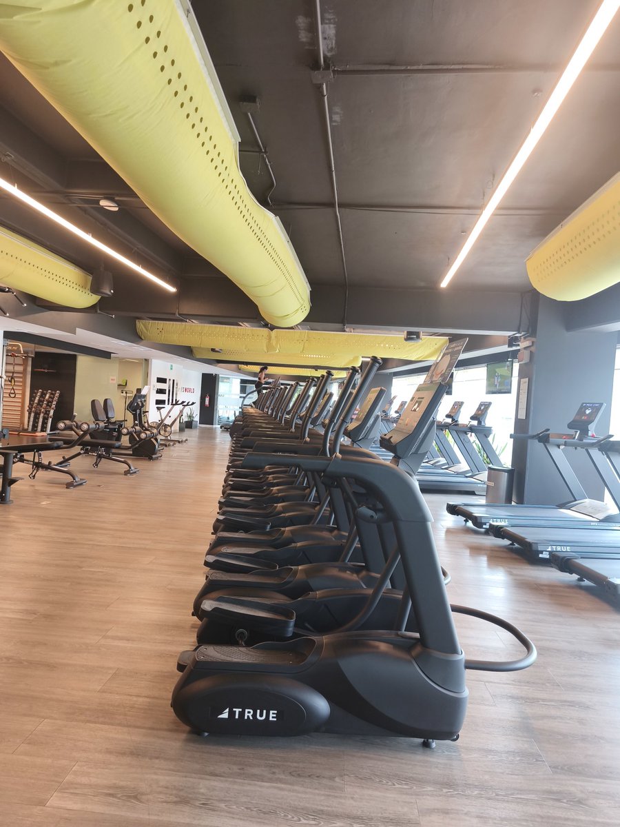 UFFF_MX's tweet photo. Gimnasio muy concurrido jajajaja @SportsWorldMex sigan con sus arrogancias y con la falta de respeto hacia sus clientes y van a terminar cerrando. Vean como está de vacío el @SportsWorldMex de Obrero Mundial. Por un lado está increíble, es un gimnasio sólo para mí, no hay nadie https://t.co/KpQ5ANokEN