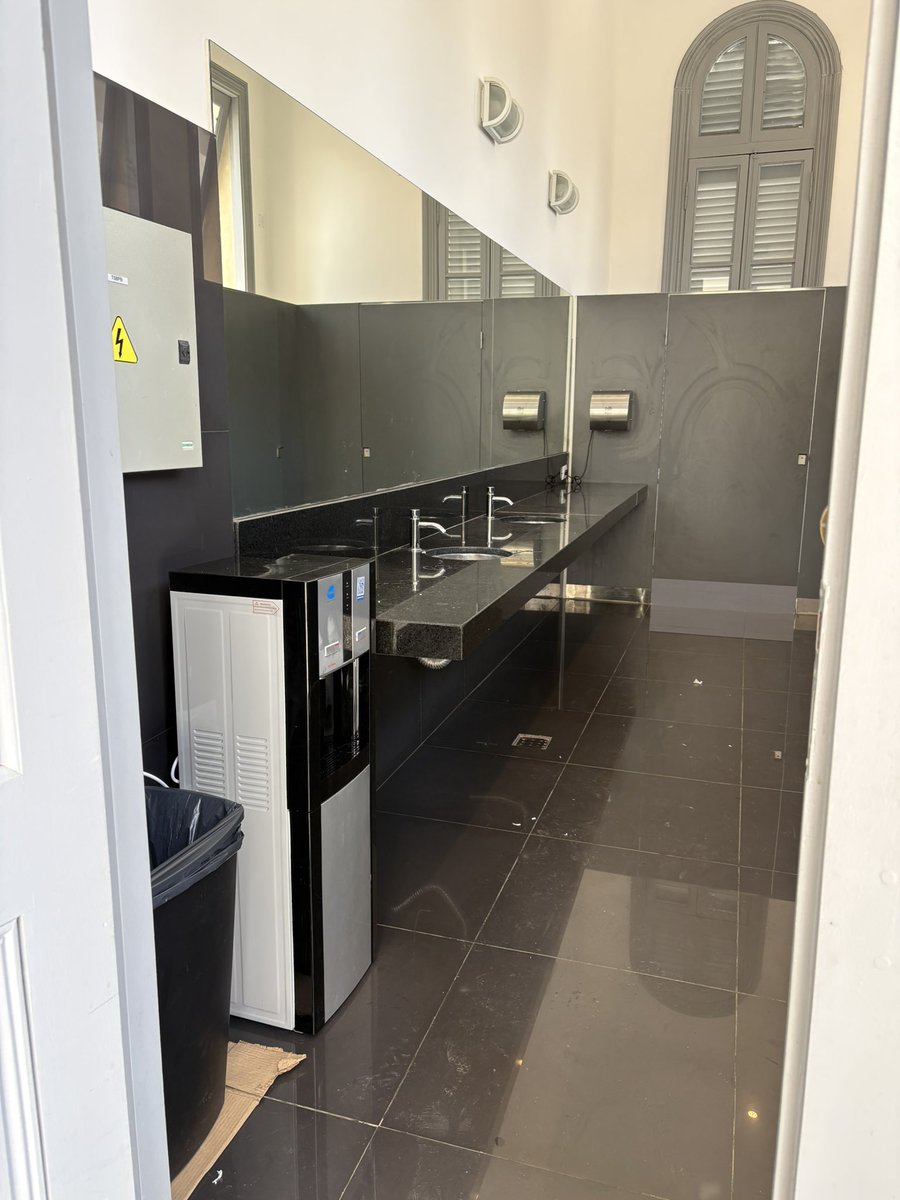 Como la higiene es cosa del pasado, ahora los estudiantes contamos con un dispenser en el baño 🥳
Ahora vamos por la instalación de un cajero automático y una sucursal del bar del otro lado de la bacha ✊