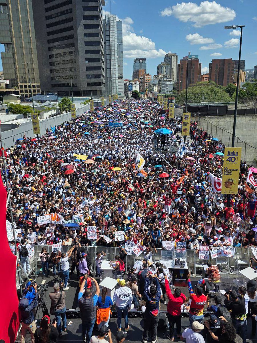 Aquí está la juventud que apuesta a La Paz, la reconciliación y la convivencia 🇻🇪🙌🏼 212 años de la Batalla de la Victoria 👉🏼✌🏼 #Venezuela #12Febrero #Juventud #Marcha
