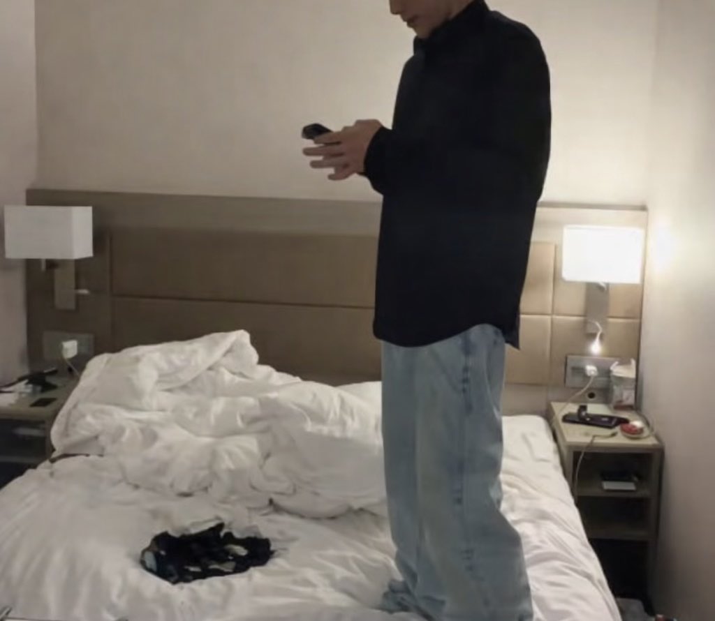 cuando la conversación es tan buena que te empiezas a quedar de pie en lugares random