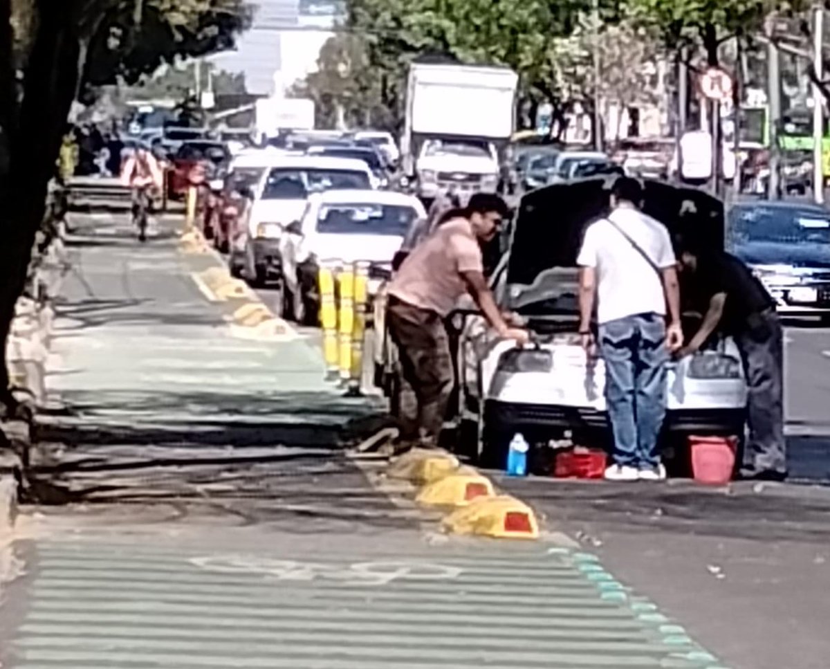 CTlacopac's tweet photo. @OVIALCDMX, @SSP_CDMX, @C5_CDMX Favor de retirar, infraccionar y verificar que se cumpla el reglamento de tránsito, esto es diario, desde el metro Barranca del muerto taxistas, sobre el #1291,#1297, Tortas la Castellana (valet) hasta el #1341 antes de Sofía sobre Av. Revolución. https://t.co/PDYcoXSIPe