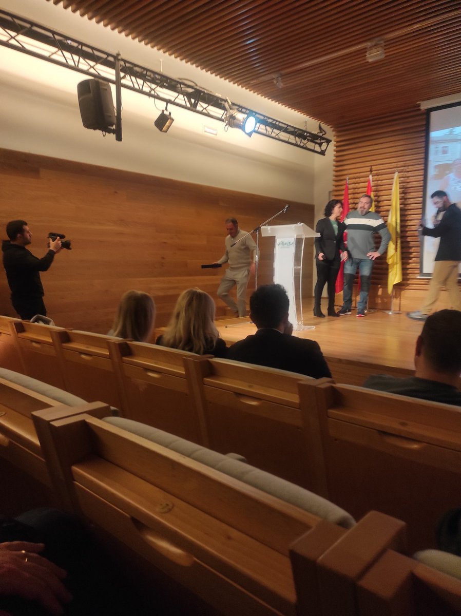 rmarca_sierra's tweet photo. La XIX edición del Medio Maratón de Collado Villalba se ha presentado esta tarde en el centro cultural Peñalva con un reconocimiento a la trayectoria deportiva del atleta sanlorentino Josito.
La prueba se disputará el próximo 1 de marzo y quedan unos 100 dorsales para participar. https://t.co/6ec4lCt8Ng