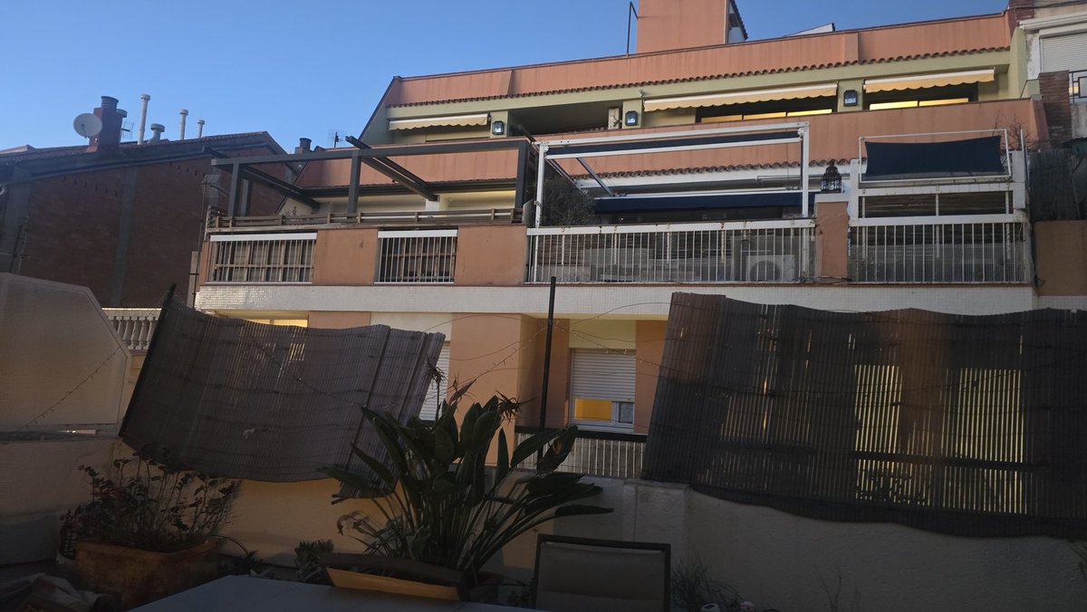 AMEINVE's tweet photo. Así soplaba el viento y así ha quedado la valla tras el temporal en Barcelona. Hierro doblado y un destrozo de vaya 📸👇 Hola vecinos!
​Lo peor es que el seguro me dice que llame en otro momento y a la autoridad.   #Barcelona #Viento #Seguros #Temporal #sarria @OccidentSeguros https://t.co/GkI71hj3KH
