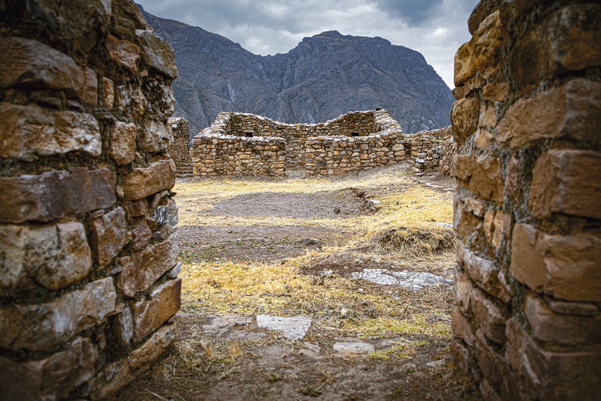 QhapaqNanPeru's tweet image. Las kanchas incas cumplían diferentes funciones ya que conformaban la unidad básica tanto de viviendas como también de templos y palacios. Por lo general estaban rodeadas por un muro perimétrico y tenían un solo acceso.
📷 Soledad de Tambo, #Áncash
#QhapaqÑan