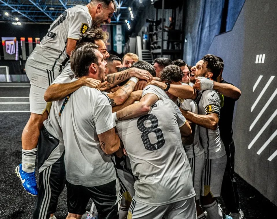 Que ningún pollo se haya querido ir, al contrario, que hayan rechazado ofertas por quedarse en Pio, habla de lo cómodos y comprometidos que están para llevar a Pio a ganar más de una copa. Ellos saben la exigencia que tienen y aún así decidieron seguir. Qué huevos tienen. 

Lo