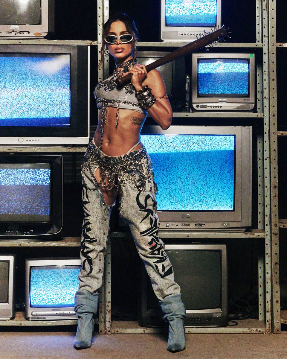 AnittaPress's tweet image. VAI CHOKAR! Anitta usa um break de rave funk com macumba em “Choka Choka”.