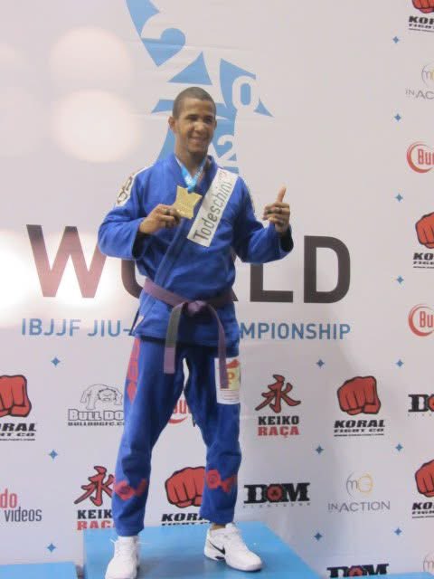 Quando esse título veio, não foi só alegria.
Foi um misto de alívio, gratidão e silêncio por dentro.

Naquele momento, passou tudo pela cabeça:
os dias difíceis, as derrotas que machucaram, as vezes em que pensei em parar…
mas continuei.

Nada disso foi fácil.
Foram anos