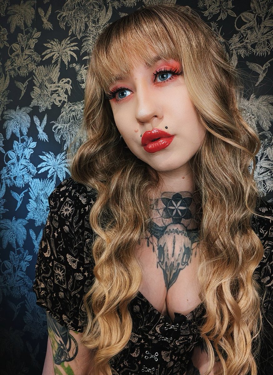 Tell Me how much you want to give Me the world! And how badly you want Me to ruin you! 🩷✨