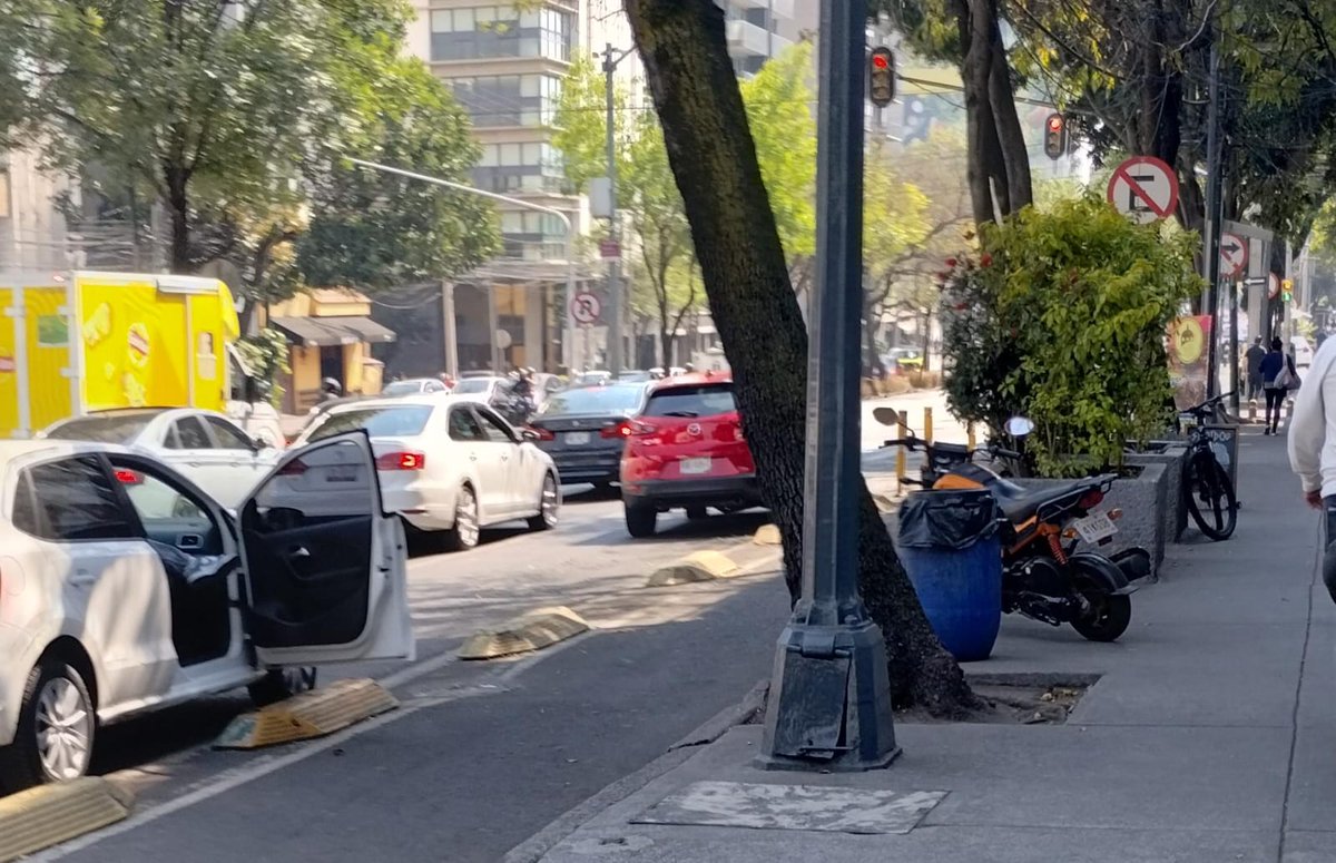 CTlacopac's tweet photo. @OVIALCDMX, @SSP_CDMX, @C5_CDMX Favor de retirar, infraccionar y verificar que se cumpla el reglamento de tránsito, esto es diario, desde el metro Barranca del muerto taxistas, sobre el #1291,#1297, Tortas la Castellana (valet) hasta el #1341 antes de Sofía sobre Av. Revolución. https://t.co/PDYcoXSIPe