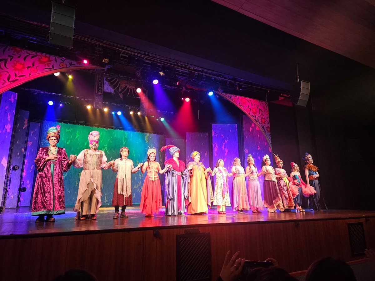 engin alkan yine yapmış yapacağını. sahneye öyle bir dinamizm "üf"lemiş ki, ilk dakikadan sona kadar her şey harika. hem kahkaha hem gözyaşı.
​klasik bir hikayeye makyajla, kostümle, şarkıyla o imzasıyla modern dokunuşlar katmasına bayılıyorum. iyi ki var.
​#Haramiler <a href="/enginalkan/">Engin Alkan</a>