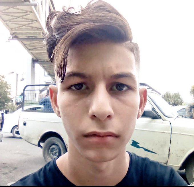 این بچه نامش #برهان_سامی‌کیا است.
متولد ۸۶ است. کسی را ندارد [بی‌سرپرست]
می‌خواهند این شیردل را اعدام کنند.
صدایش باشید و نگذارید.
شما خانواده و حامی برهان باشید.