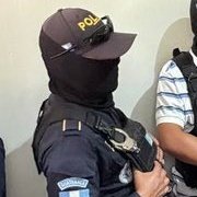 ¿Qué es esto?
Supuestos agentes de la PNC con los rostros completamente cubiertos resguardan a los delincuentes del mp que intentan robarse las elecciones del CANG
<a href="/mingobguate/">MinGob</a> <a href="/PNCdeGuatemala/">PNC de Guatemala</a> <a href="/BArevalodeLeon/">Bernardo Arévalo</a>