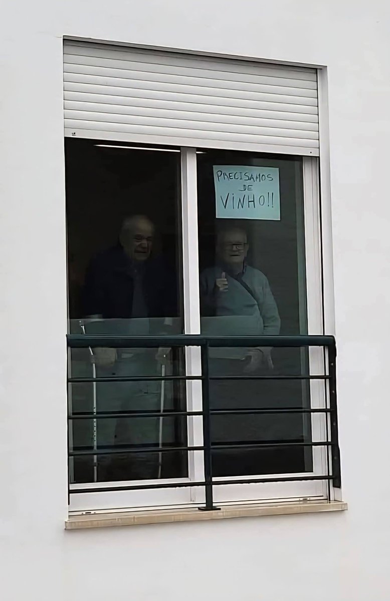 Em Coimbra ainda há pessoas com humor... 😂