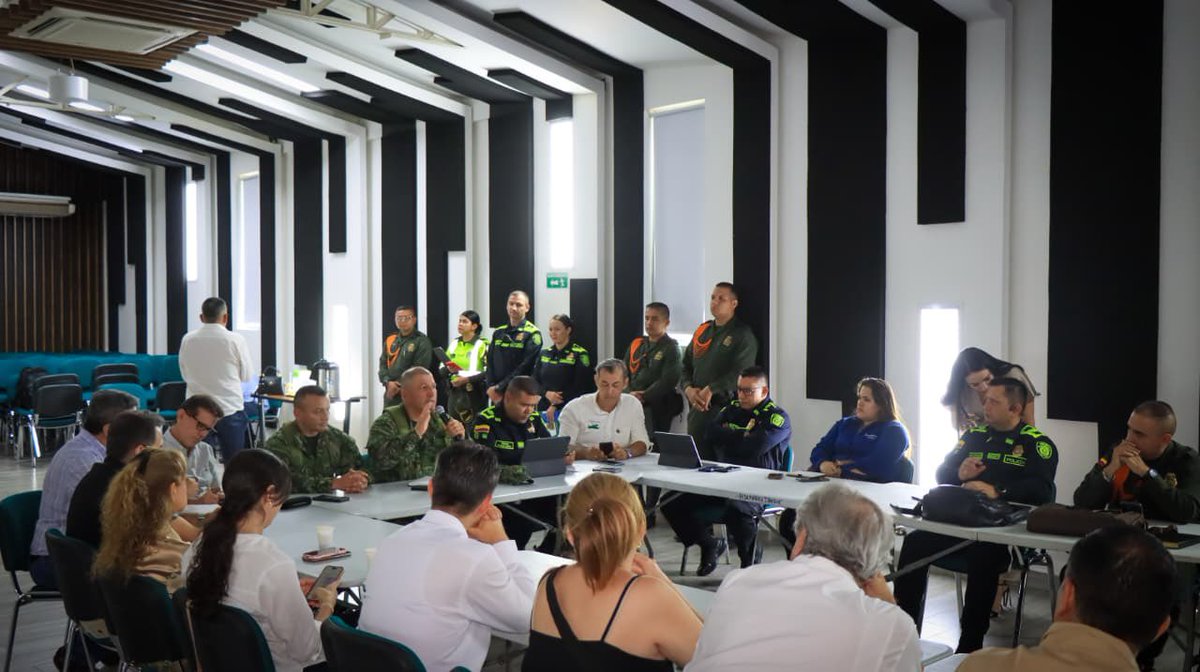 #AEstaHora Nos reunimos con el comité intergremial del Tolima <a href="/gremiostolima/">Comité Intergremial del Tolima - CI Tolima</a>,  <a href="/COL_EJERCITO/">Ejército Nacional de Colombia</a> y la <a href="/gobertolima/">Gobernación del Tolima</a>, con el objetivo de trazar las líneas de acción para hacerle frente a la delincuencia, desde la corresponsabilidad y el trabajo en equipo.
