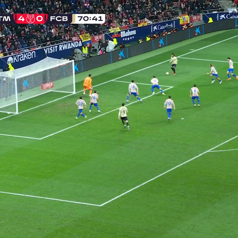 TouchlineX's tweet photo. 📸 - Kounde finds himself in a DANGEROUS position but then sees 9 Atlético Madrid players and 1 Barcelona player.

He is very confused about it. https://t.co/yKVTGVAFl4