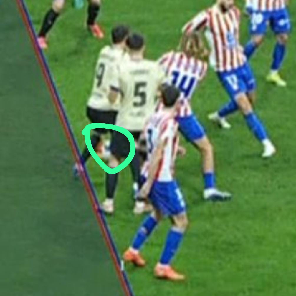 jskfjfk7's tweet photo. @DavooXeneizeJRR Habilitado, el balón lo juega Lewandowski. https://t.co/DQO0z6zm7u
