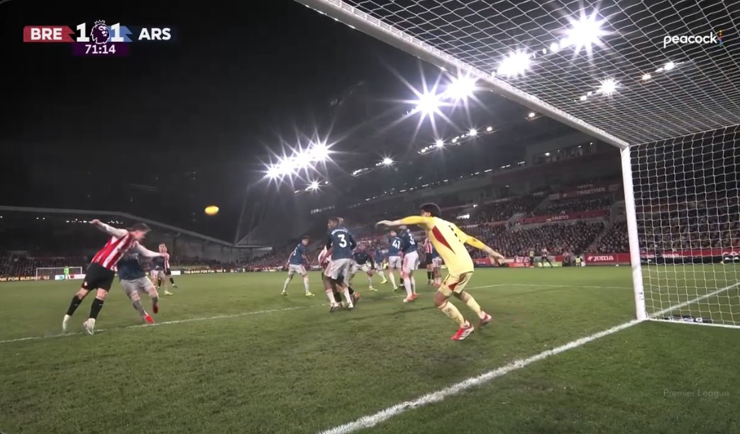 📸| Arsenal captain Martin Odegaard is caught ball watching and Keane Lewis-Potter punishes him by heading home.

Brentford 1-1 Arsenal