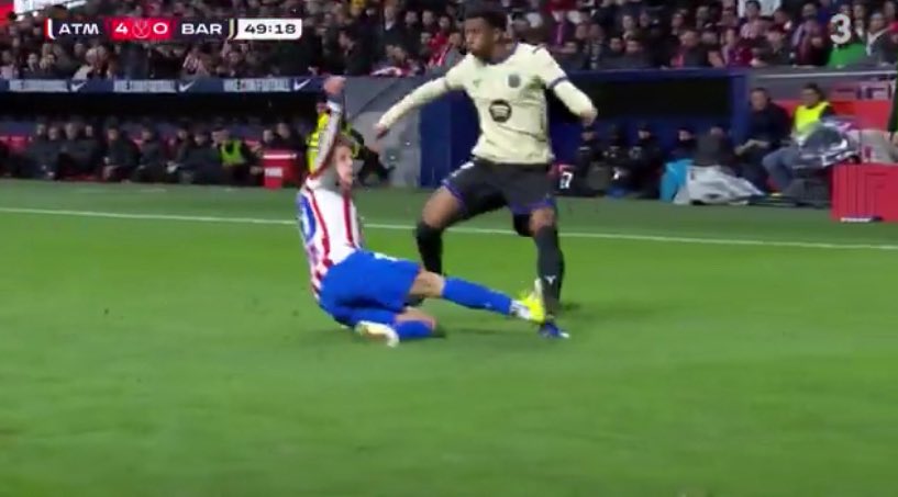 JoanFabregas's tweet photo. 🤦🏽‍♂️‼️

La entrada de Giuliano merecía la 🟥 por juego brusco grave.

Las imágenes son muy claras ➡️ Impacta con los tacos por encima del tobillo⚠️

📺 El VAR, González Fuertes, se lava las manos… ¡qué desastre! ❌ https://t.co/bNGoUmQQnE