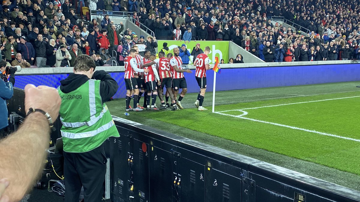 Debbee75's tweet photo. 2nd time lucky for KLP…Get in You Bees!!! 1-1 🐝⚽️♥️👏🏼#BREARS #PL #BrentfordFC #GOAL https://t.co/s6de6nvAfI