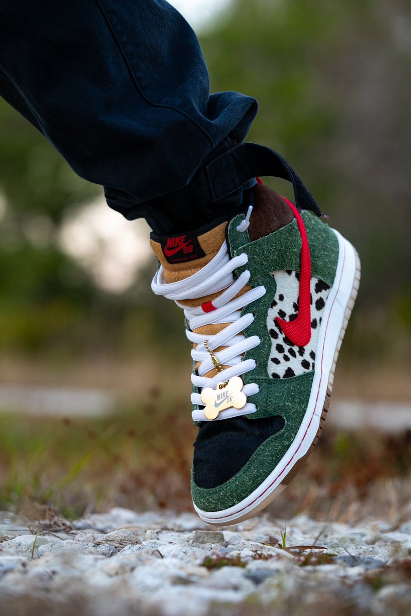 rchrd_305's tweet image. Today’s #kotd for Throwback Thursday is one of my most favorite Nike SB highs, the 2019 Nike SB Dunk High ‘Dog Walker’. 

#nikesb #dunks #SnkrsLiveHeatingUp #snkrskickcheck #nike #nikeair #jumpman #dunk #sneaker #sneakerhead #sneakers
