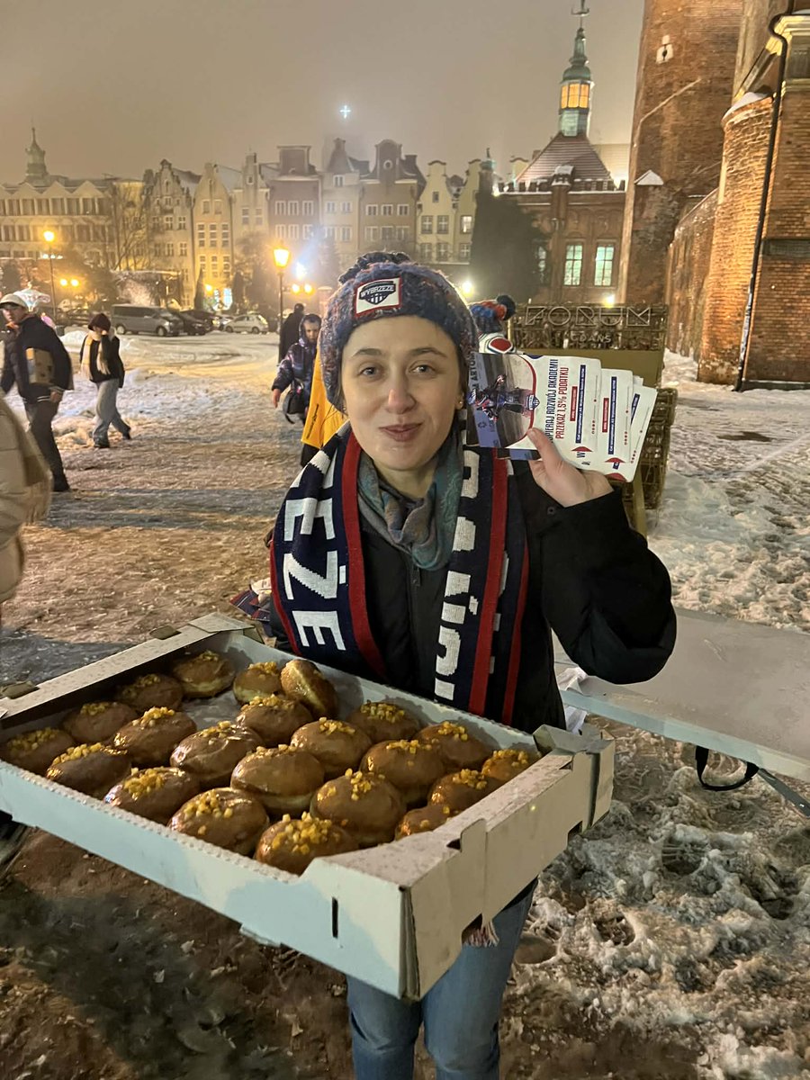 Z <a href="/aswybrzeze/">Akademia Sportu Wybrzeże</a> zapoznawaliśmy dziś mieszkańców <a href="/gdansk/">Miasto Gdańsk</a> z programem naszej największej w Polsce szkółki żużlowej! 🇵🇱🏁 Od Pellowskiego dostaliśmy 768 pączków, były ulotki i zachęty, by wspierać nasze działania swoim 1,5%. Tęskniłam za takim marketingiem! 😄🍩❤️🤍💙 #TłustyCzwartek