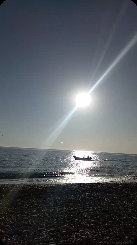 arrob77's tweet photo. رأيت رجلا ظاهر الوضاءة، أبلج الوجه، حسن الخلق، وسيم، قسيم، في عينيه دعج، في صوته صحل، وفي عنقه سطع، وفي لحيته كثافة إن صمت فعليه الوقار، وإن تكلم سماه وعلاه البهاء، أجمل الناس وأبهاه من بعيد، وأحلاه وأحسنه من قريب، حلو المنطق..
بعض من وصف أم معبد رضي الله عنها للنبي ﷺ https://t.co/GP0TZE70cl
