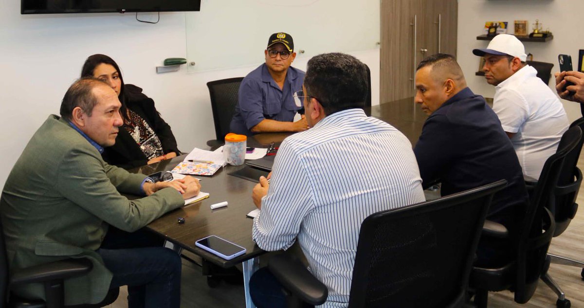 MintrabajoCol's tweet photo. 🇨🇴El ministro @AntonioSanguino y la viceministra Sandra Muñoz se reunieron con @Sintracarbon para atender denuncias sobre presuntos incumplimientos a la convención colectiva y a normas incorporadas en la #ReformaLaboral. 🧵 https://t.co/usj2QerftO