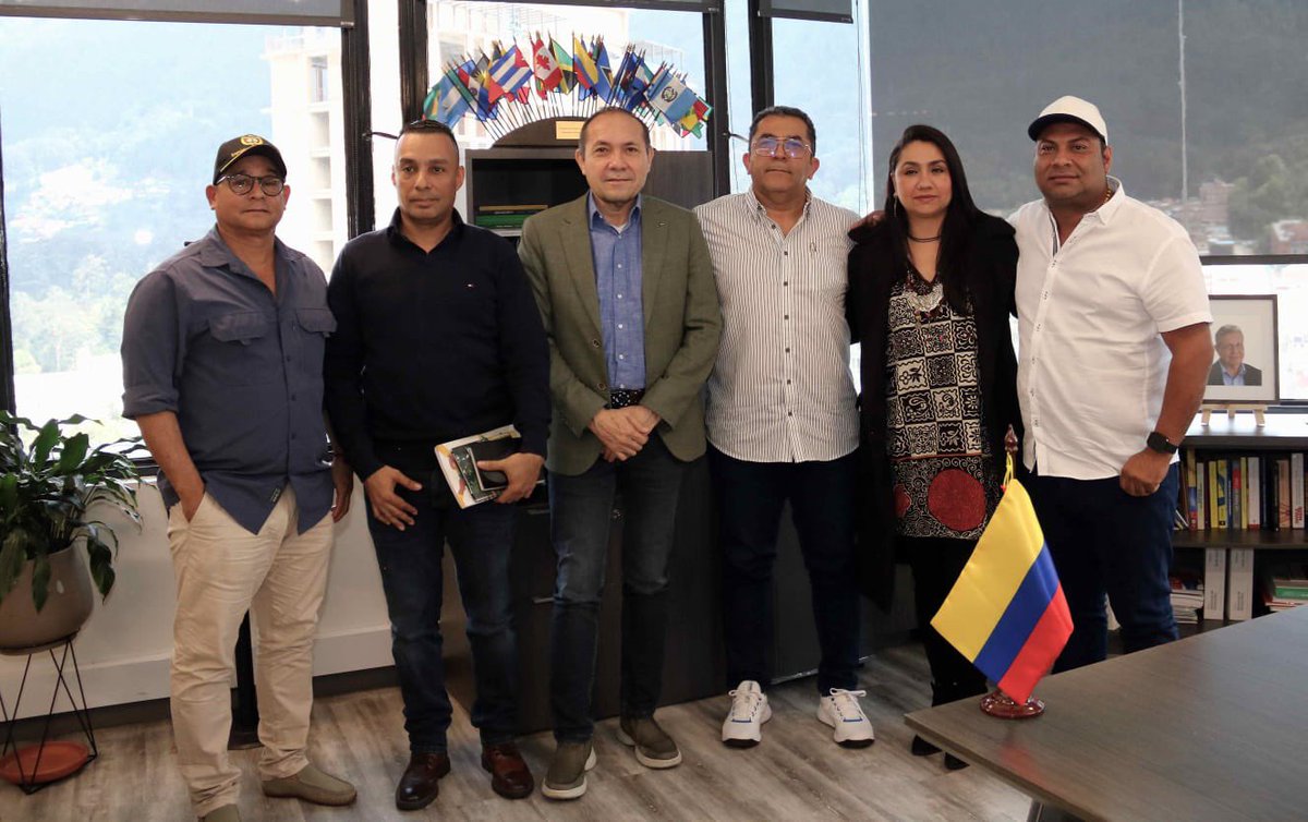 MintrabajoCol's tweet photo. 🇨🇴El ministro @AntonioSanguino y la viceministra Sandra Muñoz se reunieron con @Sintracarbon para atender denuncias sobre presuntos incumplimientos a la convención colectiva y a normas incorporadas en la #ReformaLaboral. 🧵 https://t.co/usj2QerftO